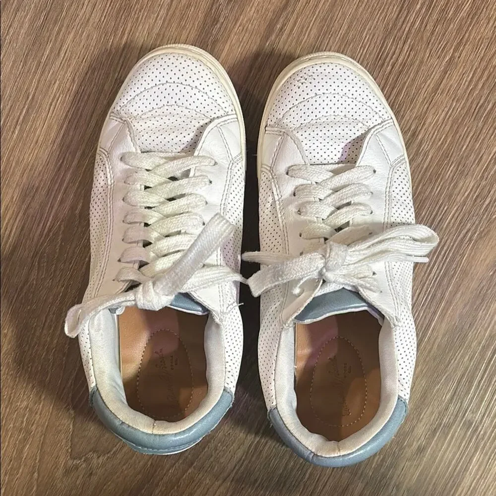 Universal Thread Womens White Sneakers Low-Top Casual Perforated 6 blue - Picture 1 of 6